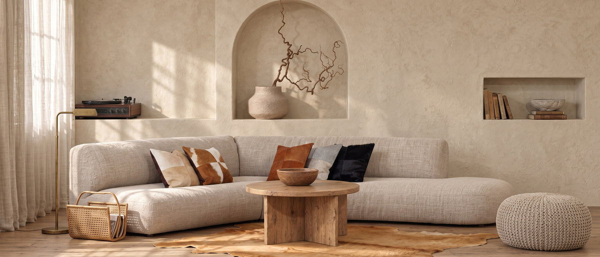 Wohnzimmer mit geschwungenem Sofa und Kuhfell