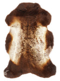 Mehrfarbiges britisches Lammfell, ca. 110 × 70 cm, von oben fotografiert: genau das Fell, das Sie erhalten